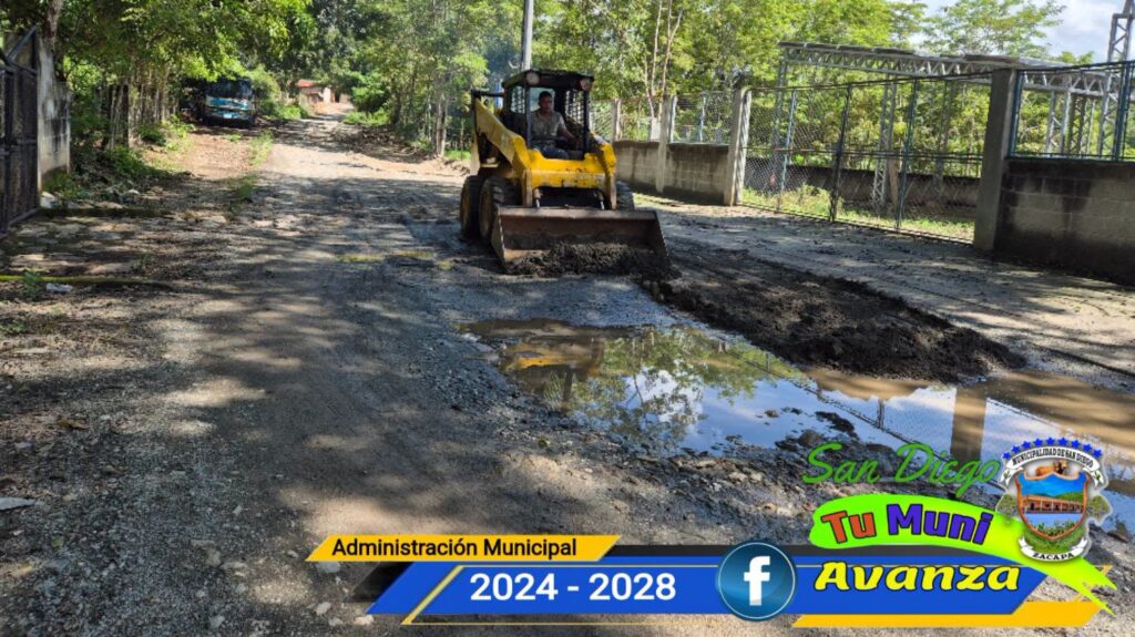 La Municipalidad, trabaja en el mejoramiento de la calle, en el sector del Pozo, en Aldea El Porvenir.